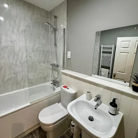 2br Weekly Stay, Parking, Sleeps 6, Ideal For Work Trips, Flat 1 Apartment *