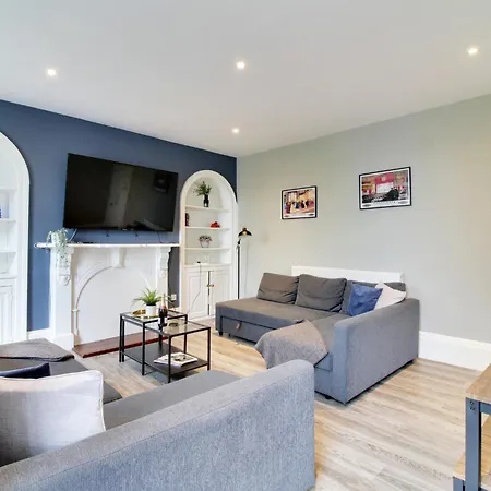 Apartment 2br Weekly Stay, Parking, Sleeps 6, Ideal For Work Trips, Flat 1