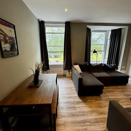 Apartment 2br Weekly Stay, Parking, Sleeps 6, Ideal For Work Trips, Flat 1