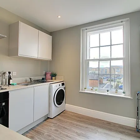 2br Weekly Stay, Parking, Sleeps 6, Ideal For Work Trips, Flat 1 *