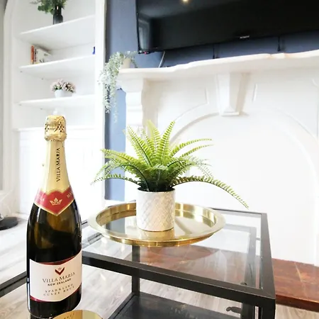 2br Weekly Stay, Parking, Sleeps 6, Ideal For Work Trips, Flat 1