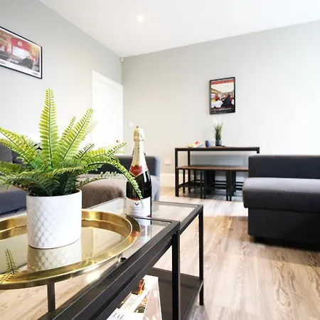 2br Weekly Stay, Parking, Sleeps 6, Ideal For Work Trips, Flat 1 *