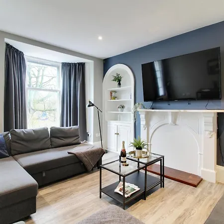 2br Weekly Stay, Parking, Sleeps 6, Ideal For Work Trips, Flat 1 Apartment