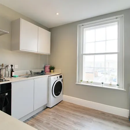 Apartment 2br Weekly Stay, Parking, Sleeps 6, Ideal For Work Trips, Flat 1
